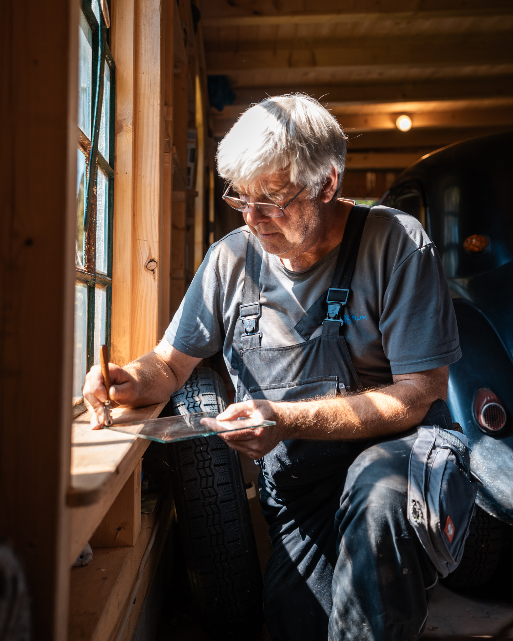 Glaser schneidet Scheibe zu